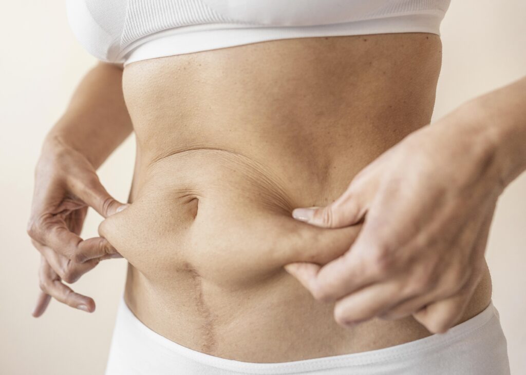 mulher segurando barriga